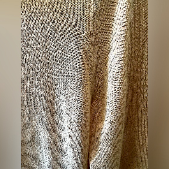 ETRO GOLD METALLIC WOOL KNIT GOSSAMER TURTLENECK! Made in Italy!
Size 40 (US 4) - Picture 3 of 6